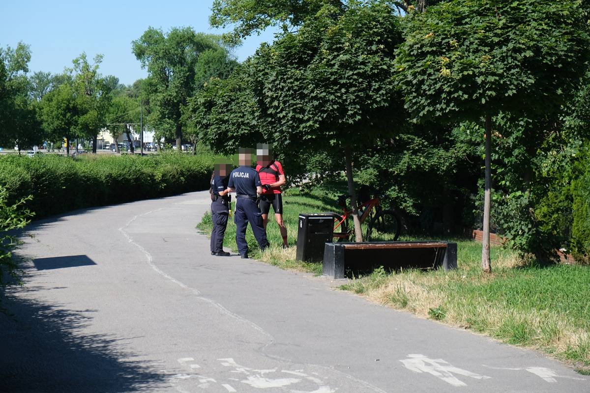 Obława na ścieżkach i chodnikach. Policjanci masowo kontrolują rowerzystów i użytkowników hulajnóg