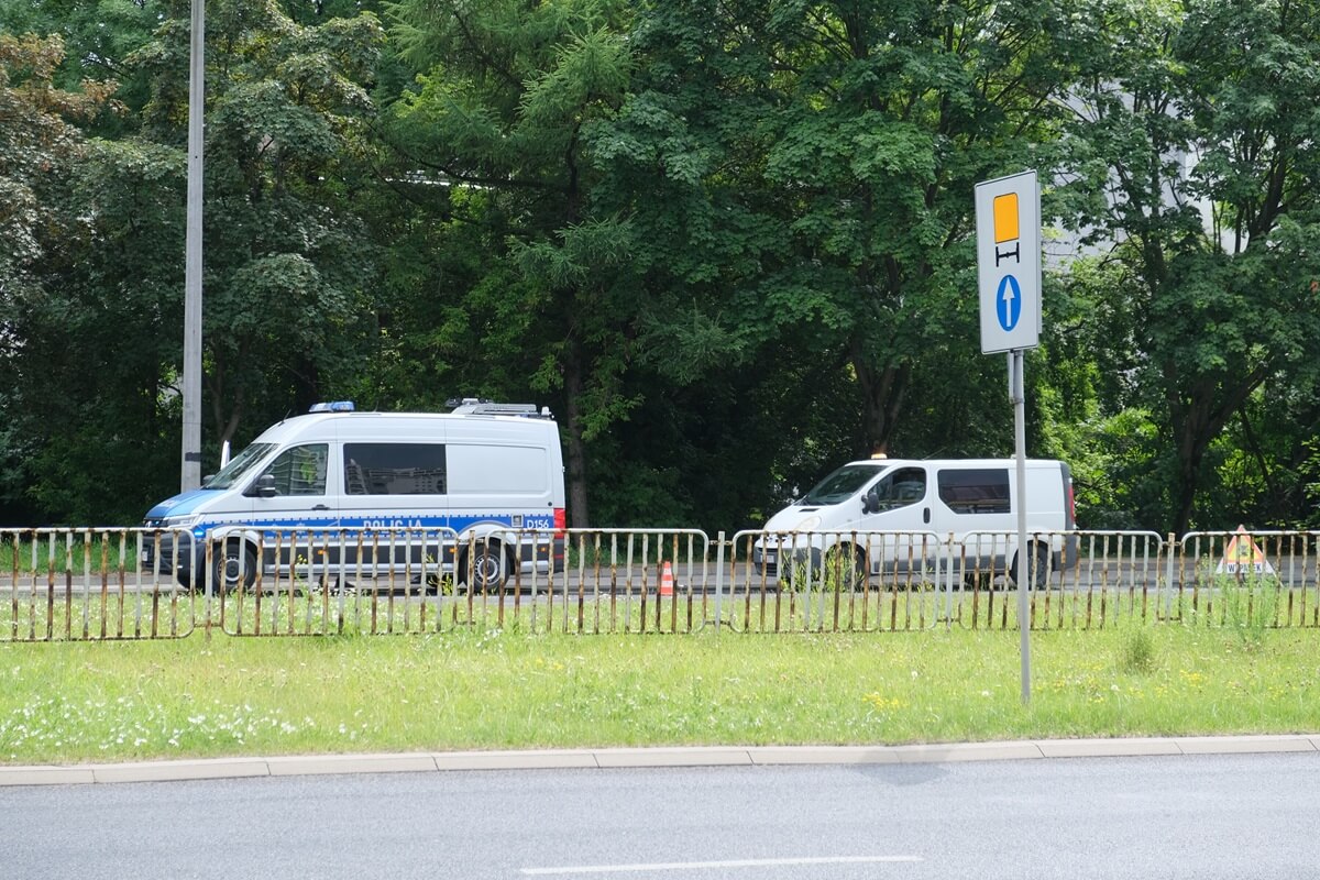 Kierowca BMW wpadł w poślizg na mokrym asfalcie podczas wyprzedzania. Zderzył się z Daihatsu, te zatrzymało się na latarni 3 Policyjny radiowóz interweniujący do wypadku i służba porządkowa