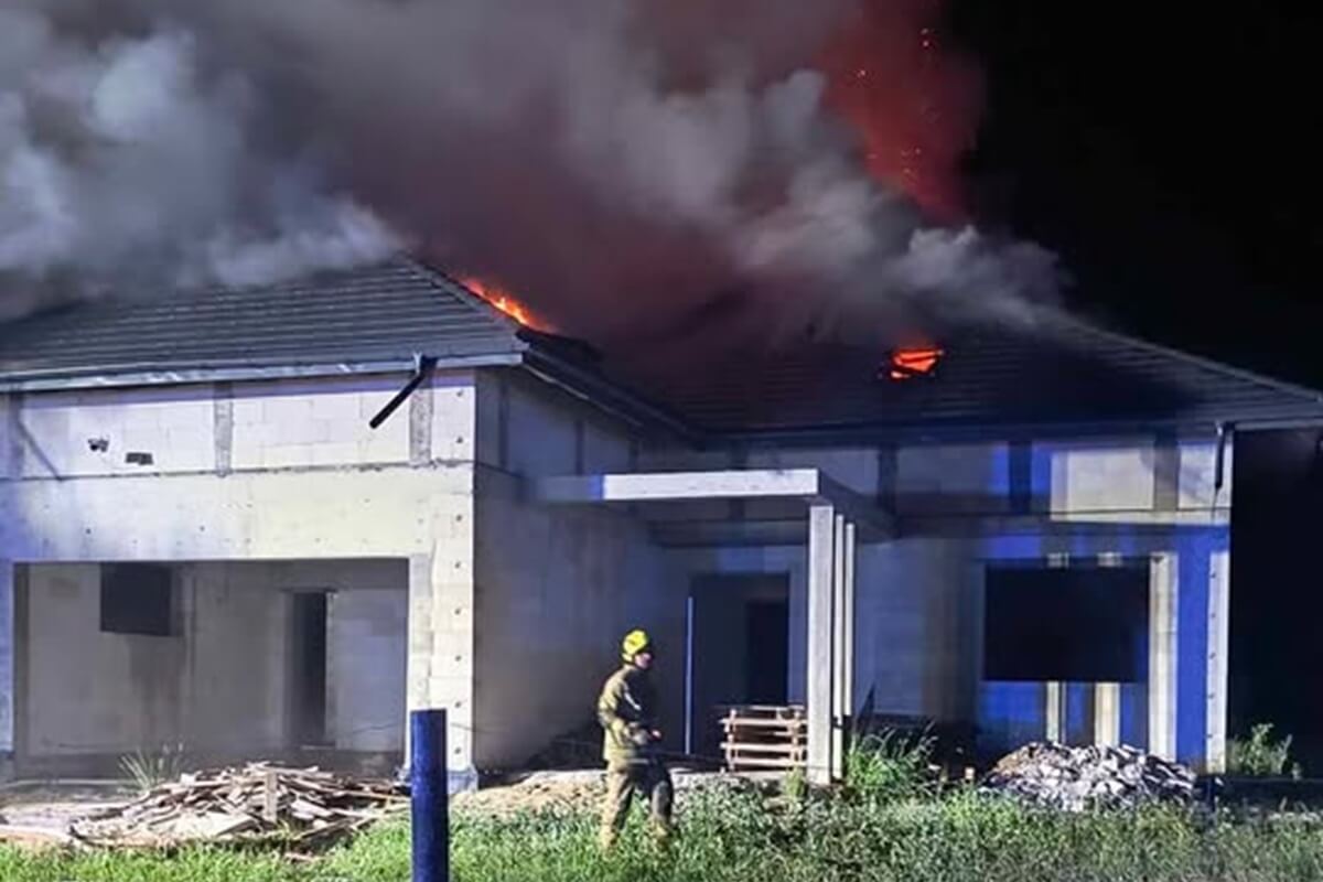 Nocny pożar domu w budowie w Krężnicy Jarej