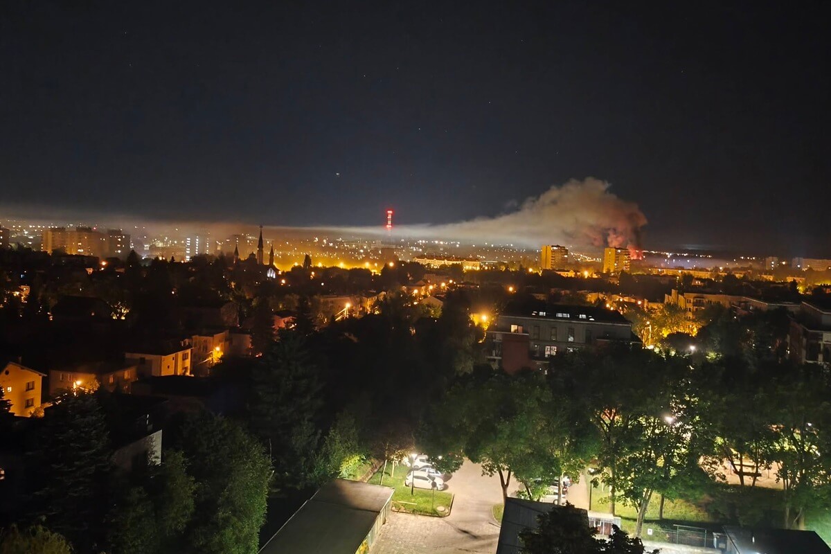 Pożar na terenie dawnego Lubelskiego Klubu Jeździeckiego. 7 zastępów walczyło z ogniem, dym był widoczny z wielu kilometrów