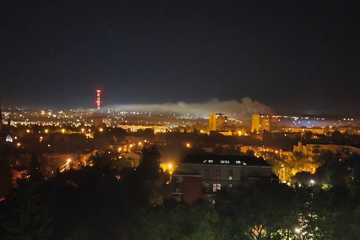Pożar na terenie dawnego Lubelskiego Klubu Jeździeckiego. 7 zastępów walczyło z ogniem, dym był widoczny z wielu kilometrów 3 Nocny pożar na terenie dawnego LKJ przy ul. Krochmalnej