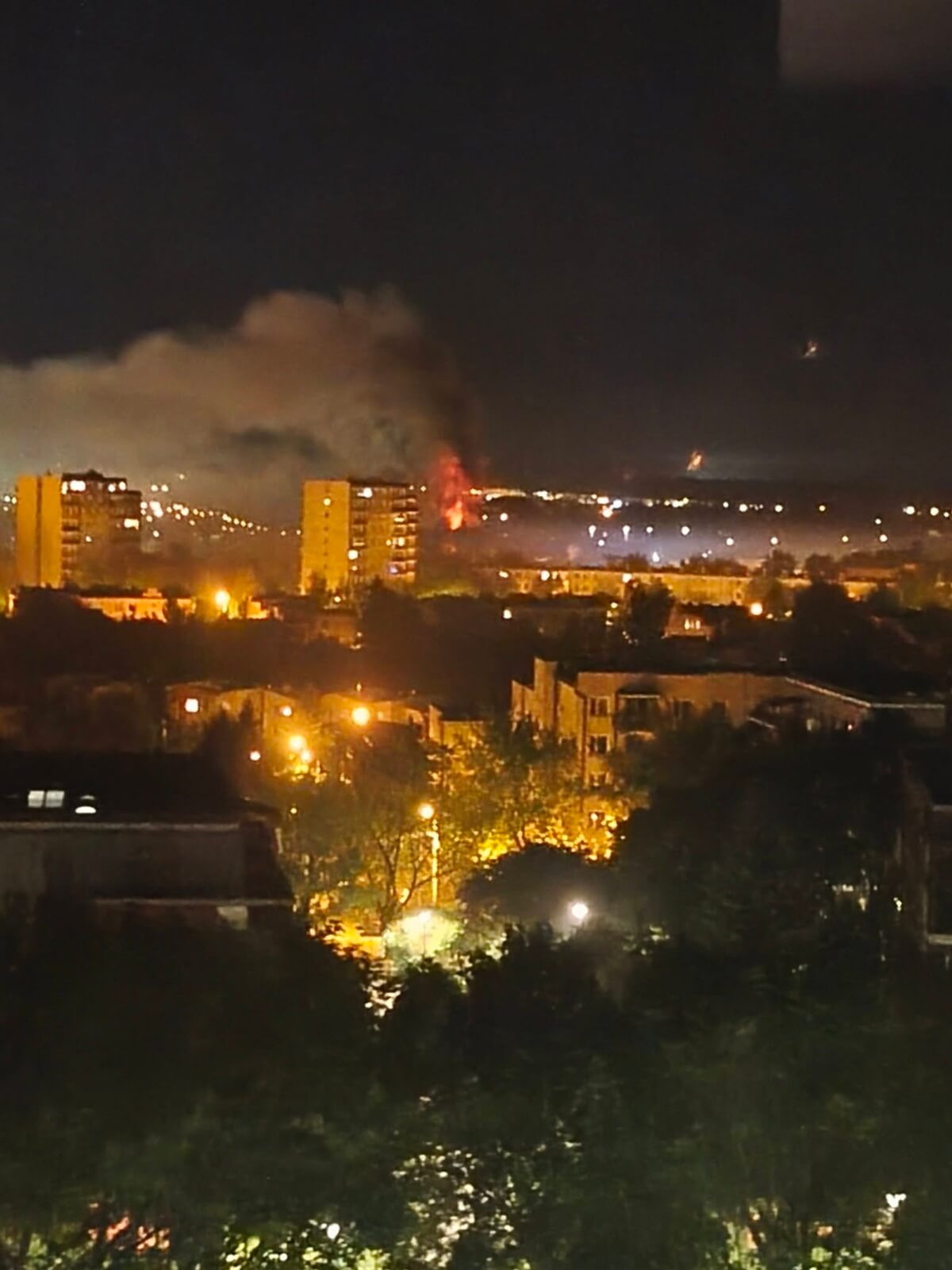 Pożar na terenie dawnego Lubelskiego Klubu Jeździeckiego. 7 zastępów walczyło z ogniem, dym był widoczny z wielu kilometrów 2 Nocny pożar na terenie dawnego LKJ przy ul. Krochmalnej