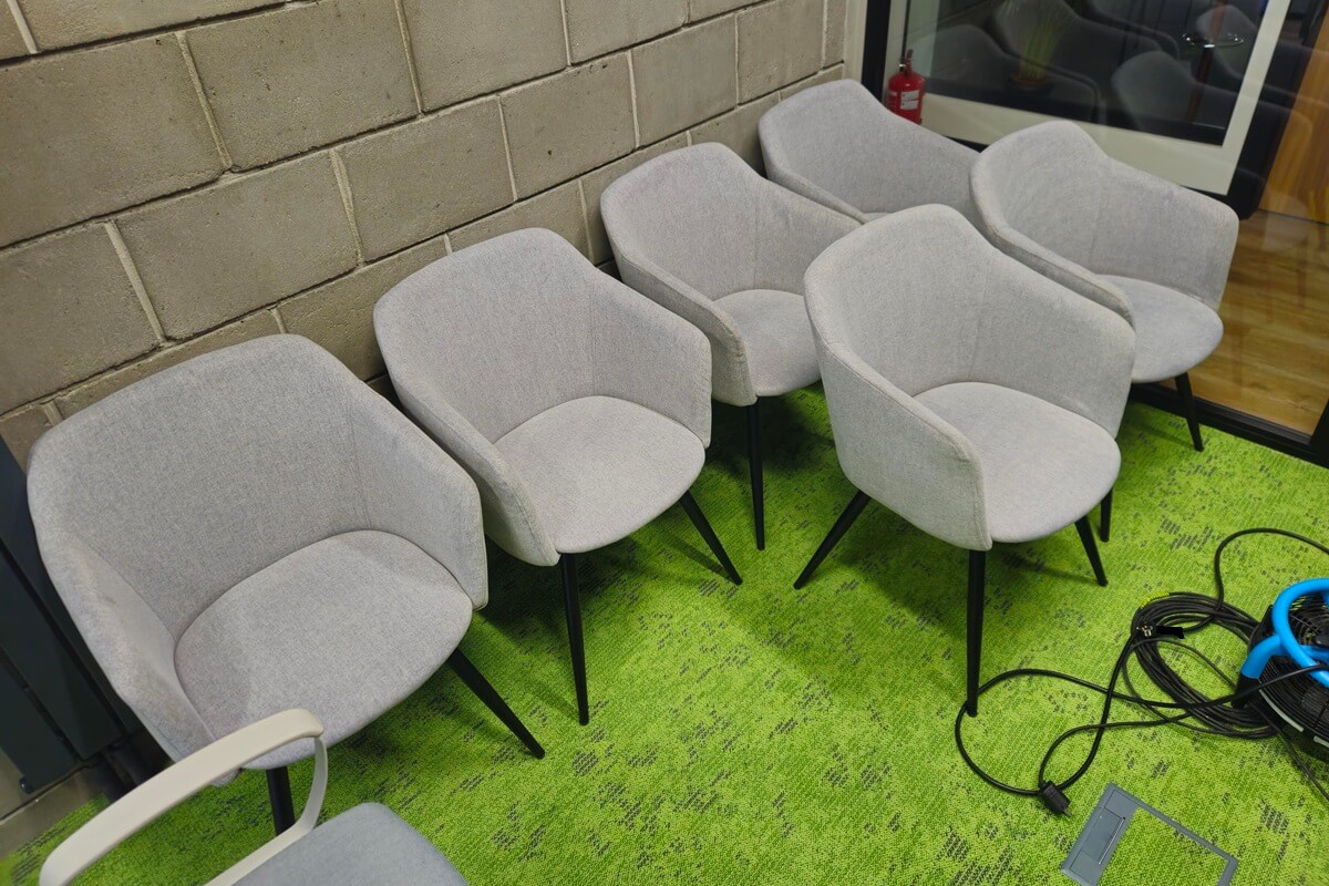 Plamy z kawy i brud na open space? Wakacje to idealny moment na pranie wykładzin w biurach 2 Pranie foteli biurowych