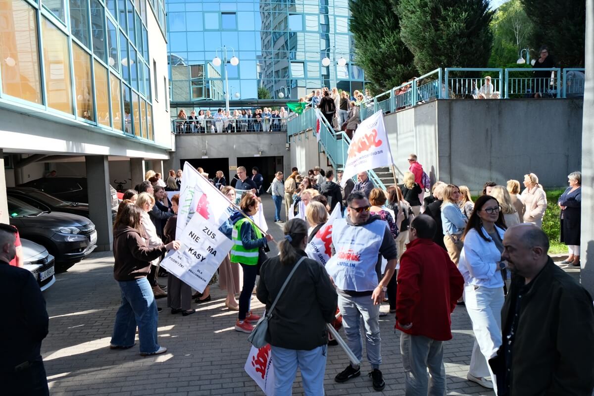 Poranny paraliż w lubelskim ZUS-ie. W ramach strajku ostrzegawczego blisko 800 osób odeszło rano od biurek [ZDJĘCIA]