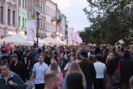 tlumy ludzi na nocy kultury fae9735af909