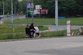 trzech nastolatkow na jednym rowerze miejskim 773ae23a0b26