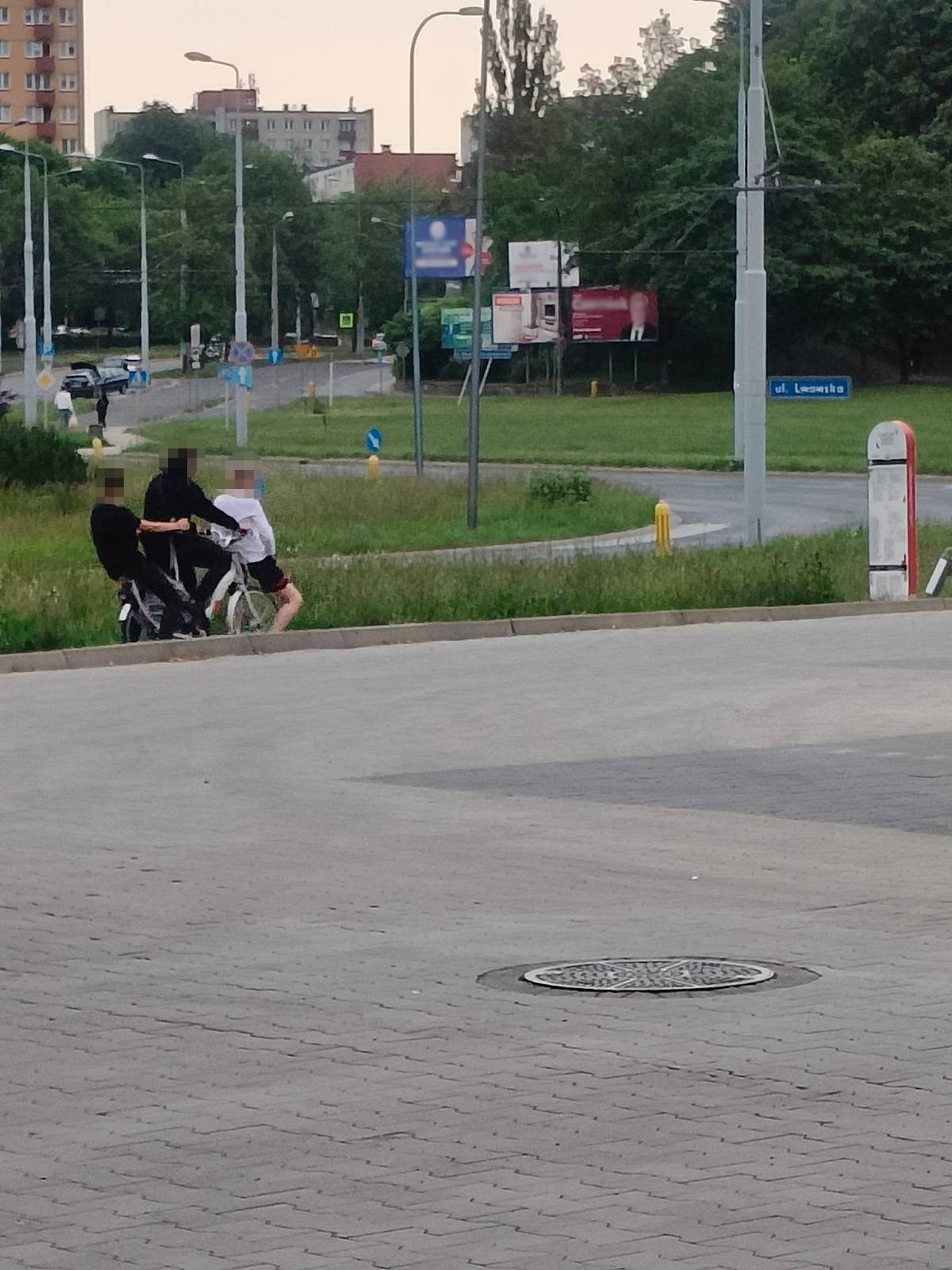 Trzech nastolatków na jednym rowerze miejskim. Tak wygląda codzienne niszczenie LRM