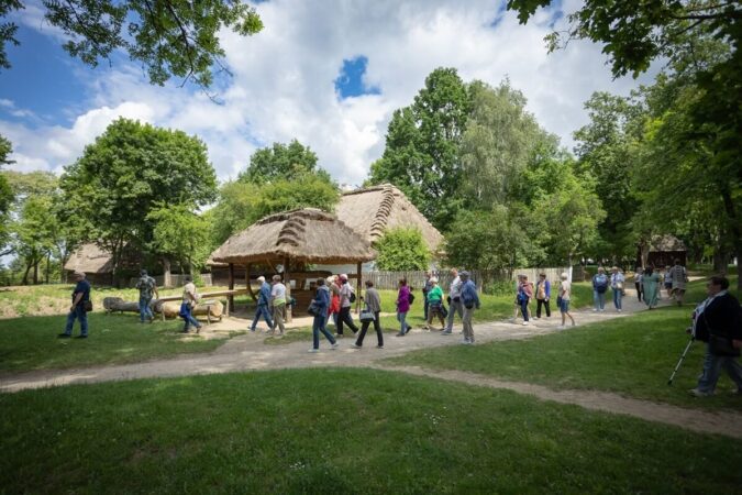 turysci w muzeum wsi lubelskiej 474020d7577c