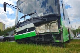 uszkodzony autobus po kolizji 9366e38bb2b6