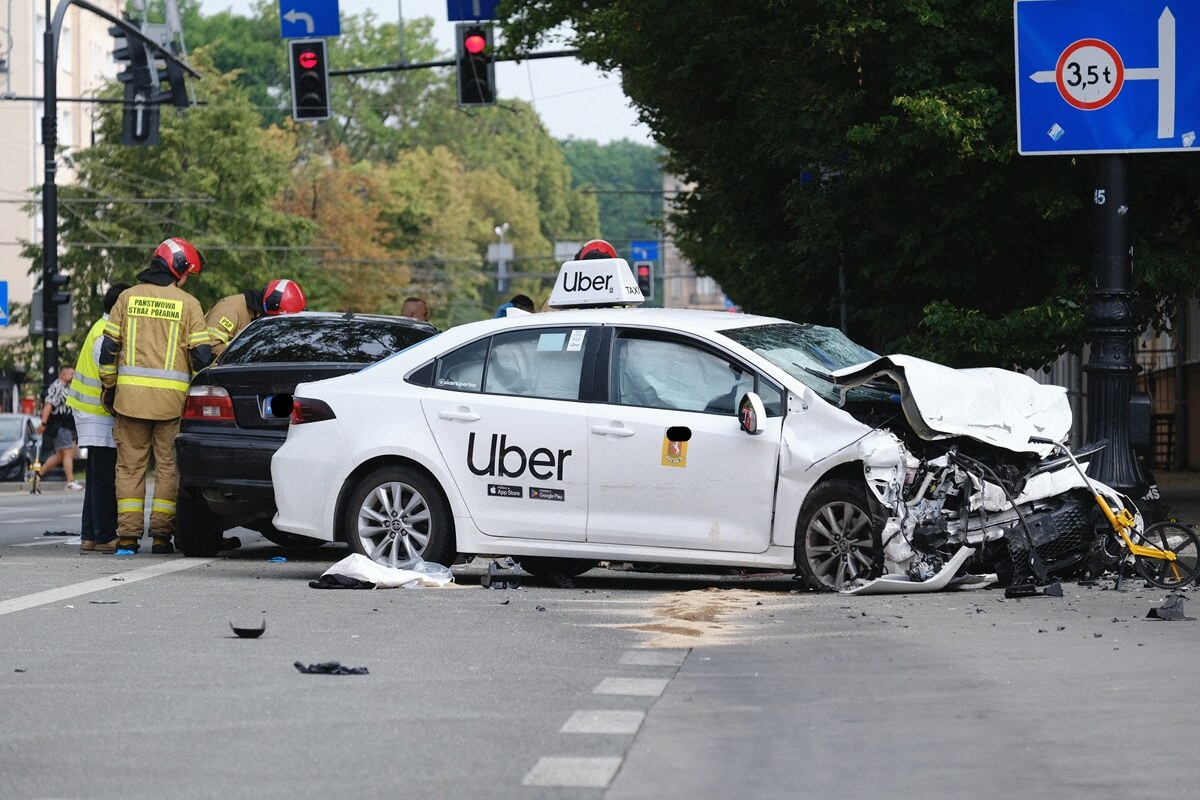 Wypadek na Lipowej: BMW wpadło w poślizg i zderzyło się z taksówką Uber. Nowe nieoficjalne ustalenia [ZDJĘCIA]