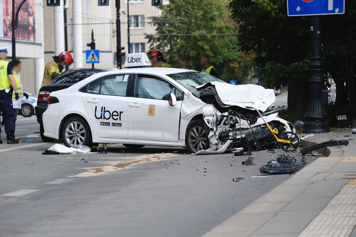 Wypadek BMW i toyoty (Uber) na ul. Lipowej w Lublinie