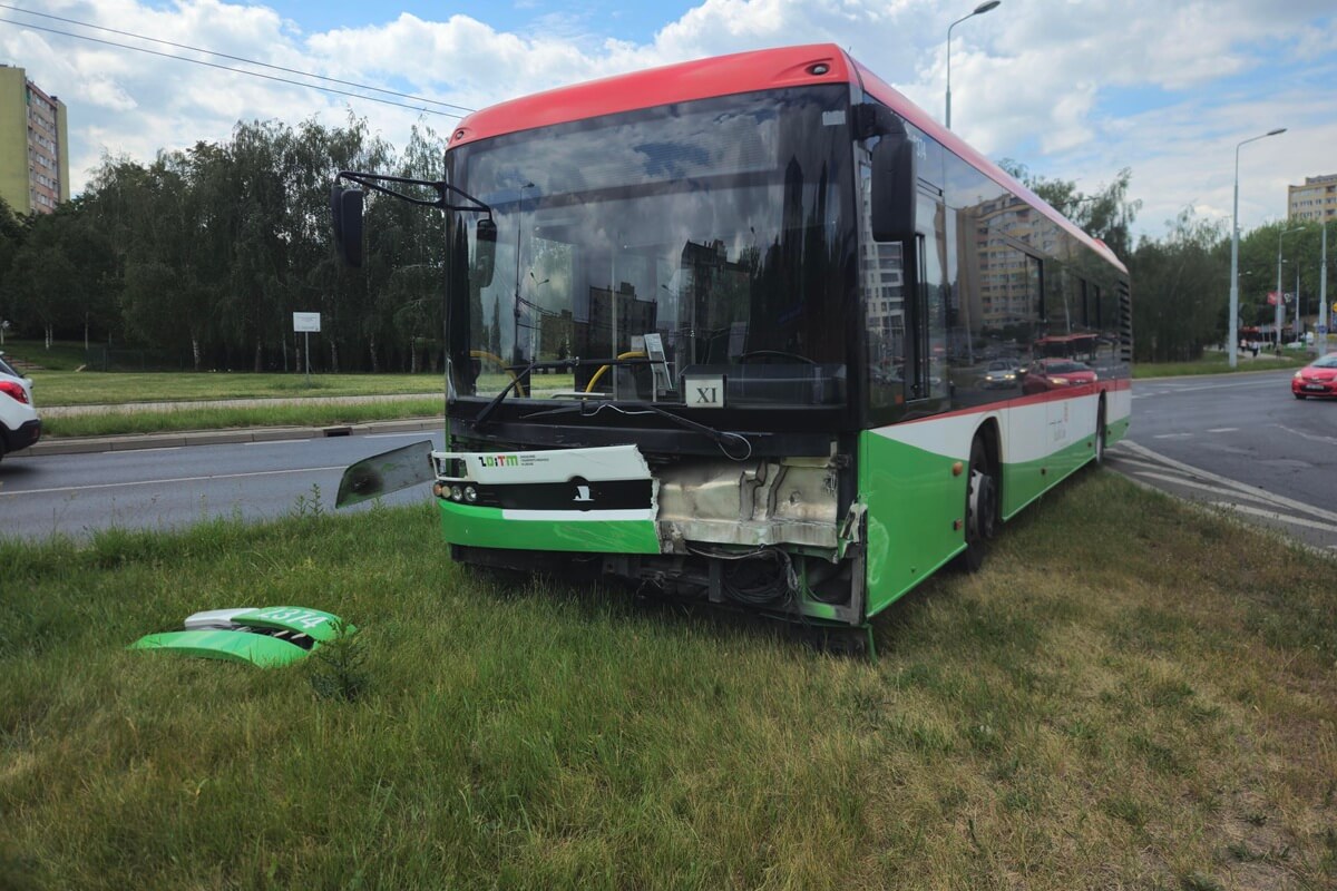 Pomylił pasy na rondzie. Sekundę później uderzył w niego autobus MPK 2 Zderzenie autobusu komunikacji miejskiej z volkswagenem na rondzie Berbeckiego