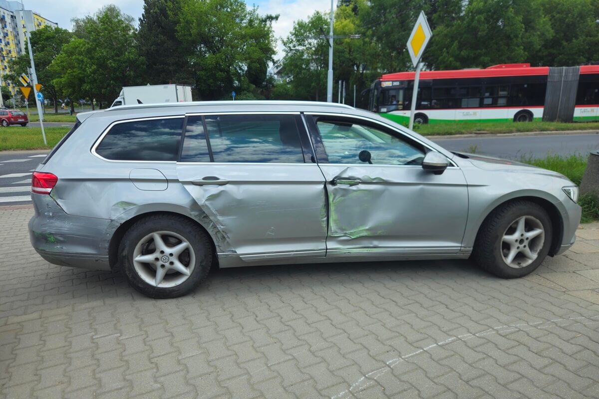 Pomylił pasy na rondzie. Sekundę później uderzył w niego autobus MPK 3 Zderzenie autobusu komunikacji miejskiej z volkswagenem na rondzie Berbeckiego