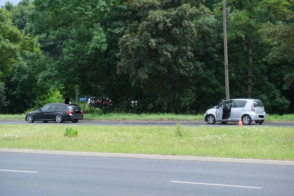 Kierowca BMW wpadł w poślizg na mokrym asfalcie podczas wyprzedzania. Zderzył się z Daihatsu, te zatrzymało się na latarni 2 Zderzenie BMW z Daihatsu na al. Solidarności