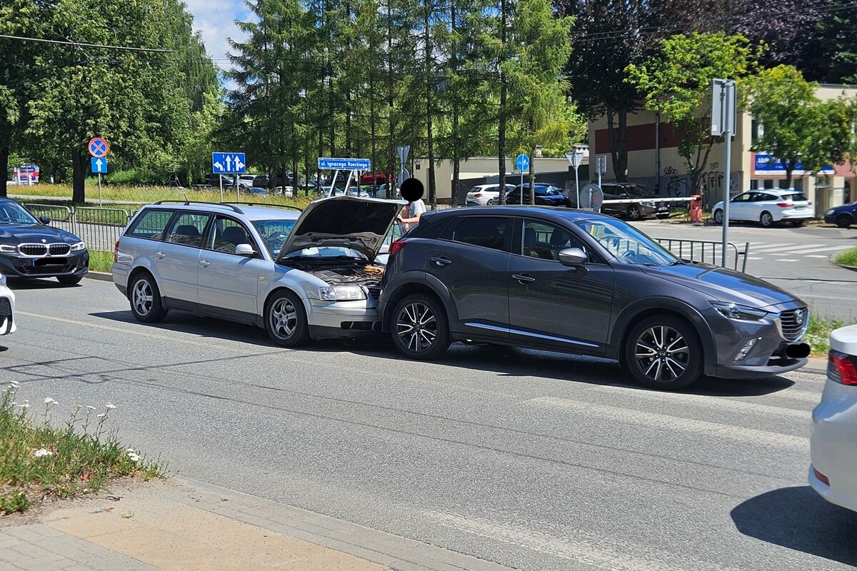 Stłuczka przed pasami na LSM. Przepuszczał pieszego na Filaretów, z impetem wjechał w niego volkswagen
