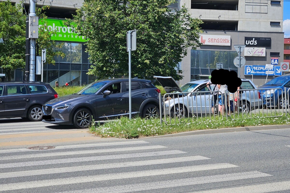 Stłuczka przed pasami na LSM. Przepuszczał pieszego na Filaretów, z impetem wjechał w niego volkswagen 2 Zderzenie mazdy z volkswagenem na ul. Filaretów