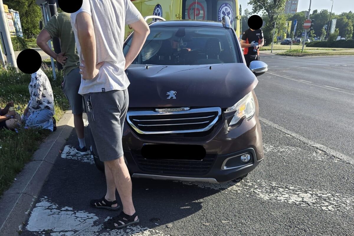 Zderzenie peugeota z volkswagenem na rondzie Dmowskiego