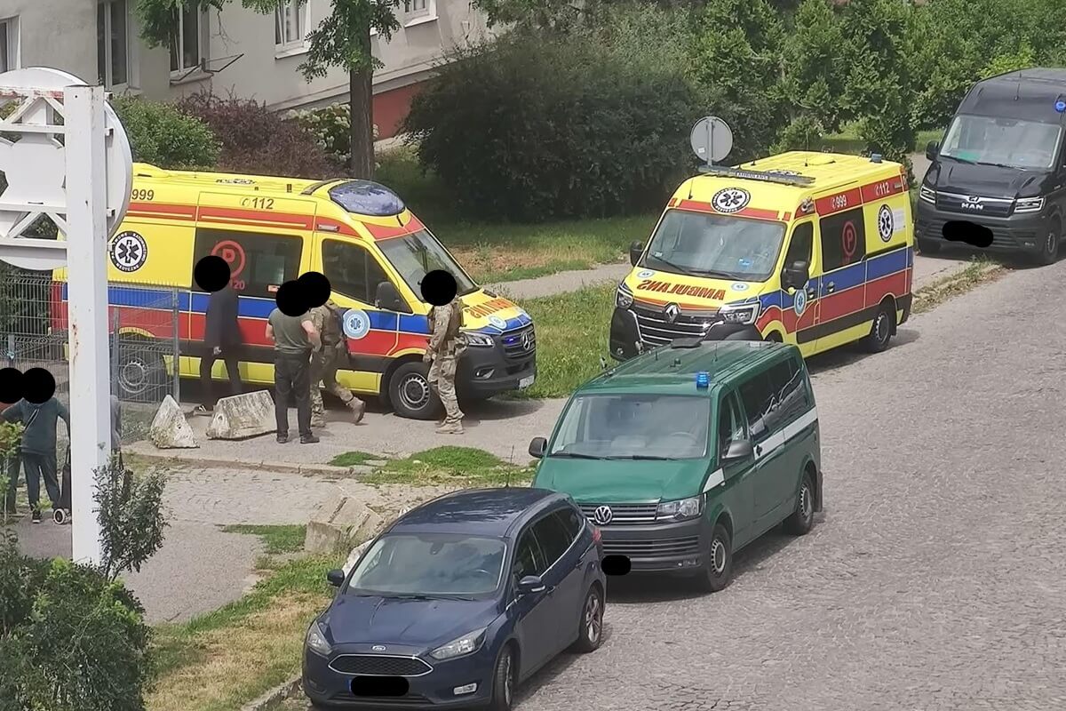 Kontrterroryści i negocjatorzy przy ul. Mełgiewskiej. Groził matce śmiercią, rzucił się na policjantów z siekierą