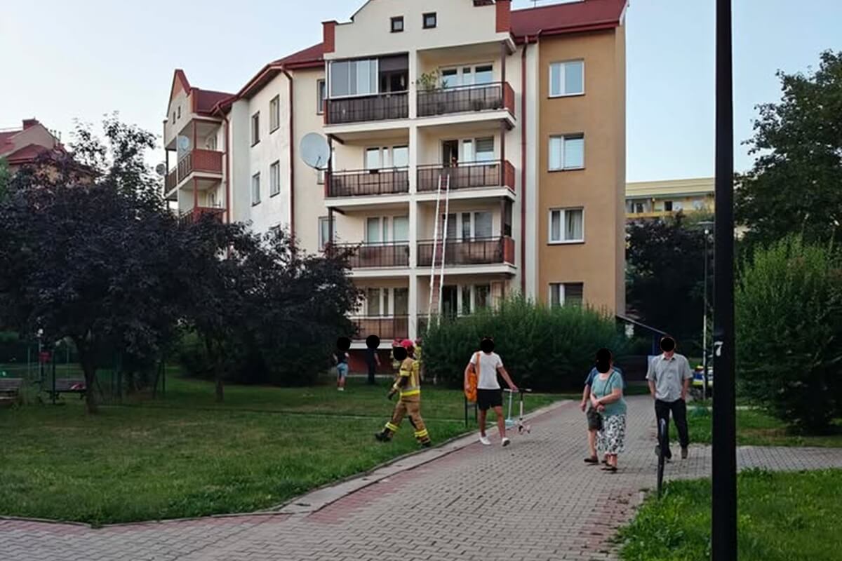 Młoda kobieta wypadła z okna mieszkania przy ul. Bursztynowej