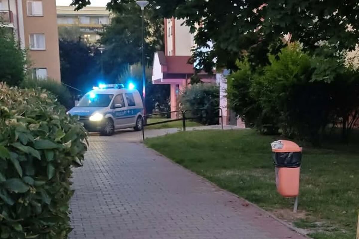 Młoda kobieta wypadła z okna mieszkania przy ul. Bursztynowej