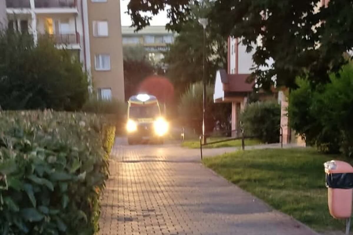 Młoda kobieta wypadła z okna mieszkania przy ul. Bursztynowej