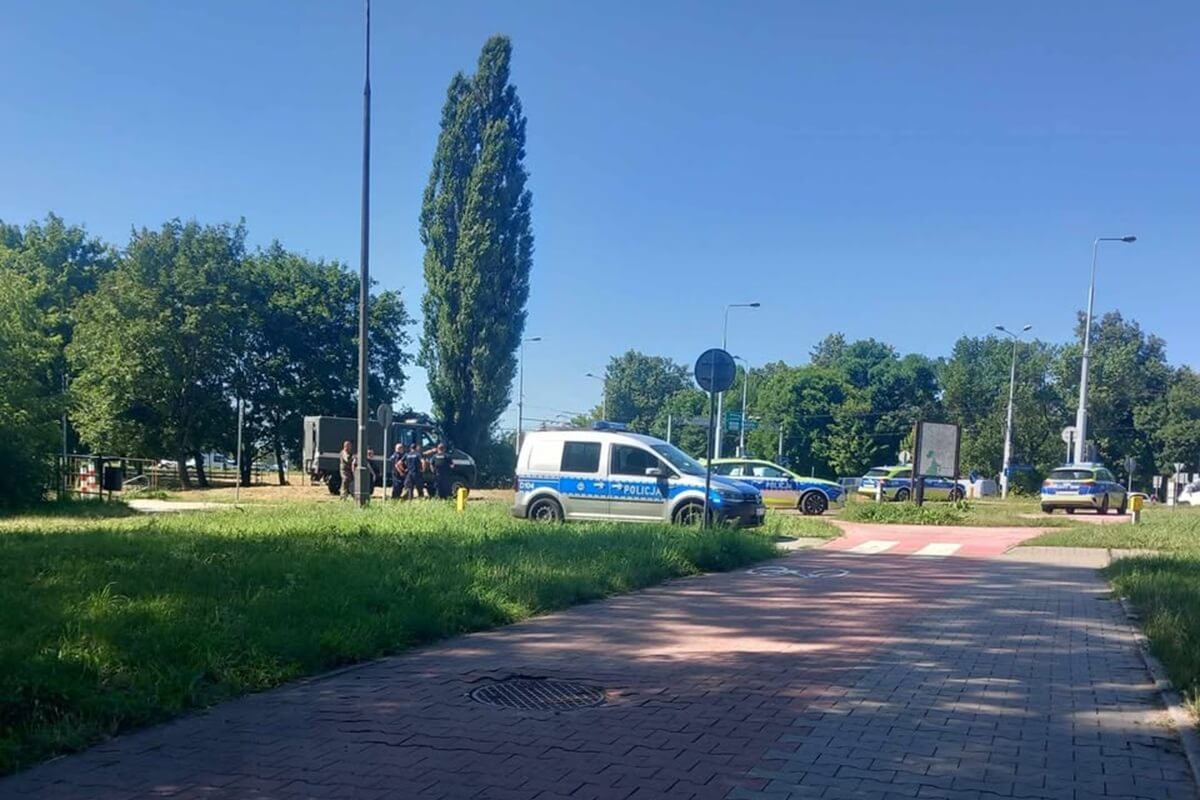 Akcja policji i saperów przy al. Andersa w Lublinie. Jeden z mieszkańców znalazł granat pod starym mostem