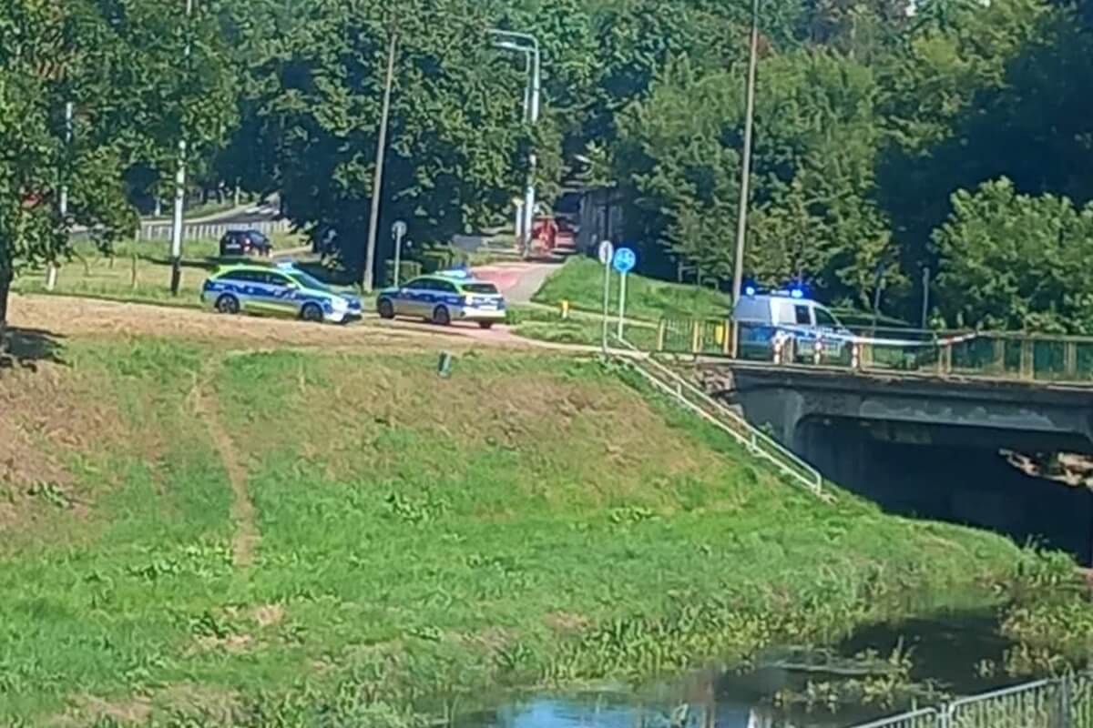 Akcja policji i saperów przy al. Andersa w Lublinie. Jeden z mieszkańców znalazł granat pod starym mostem 2 Policja i saperzy przy starym moście na al. Andersa