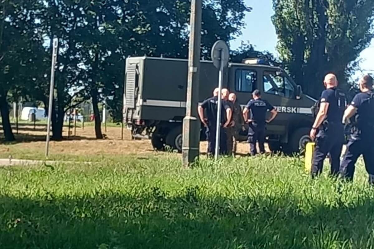 Akcja policji i saperów przy al. Andersa w Lublinie. Jeden z mieszkańców znalazł granat pod starym mostem 4 Policja i saperzy przy starym moście na al. Andersa
