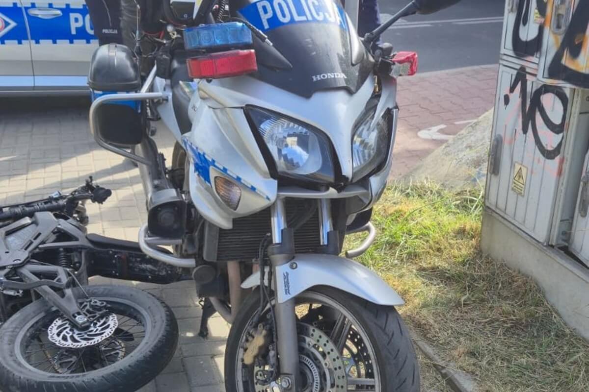 Szaleńczy pościg ulicami Lublina. Kierowca crossa wjechał w policyjny motocykl i skrzynkę elektryczną