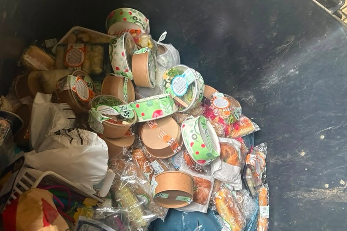 Dziesiątki posiłków od Ślimak Catering w koszu na osiedlu. Firma reaguje po naszej interwencji