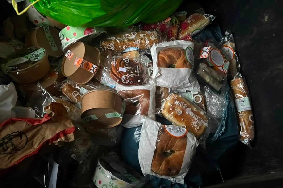 Posiłki od Ślimak Catering w koszu na śmieci przy ul. Agatowej