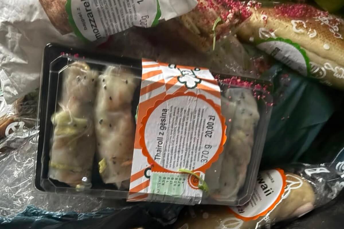 Posiłki od Ślimak Catering w koszu na śmieci przy ul. Agatowej