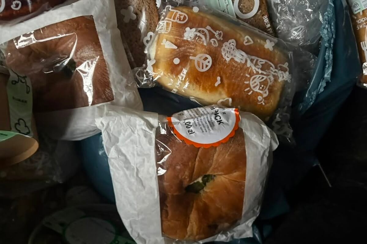 Posiłki od Ślimak Catering w koszu na śmieci przy ul. Agatowej