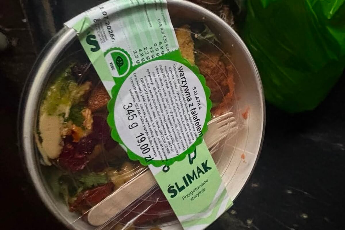 Posiłki od Ślimak Catering w koszu na śmieci przy ul. Agatowej