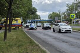 Kierująca audi nie zauważyła pieszego na pasach. Starszy mężczyzna trafił pod opiekę ratowników