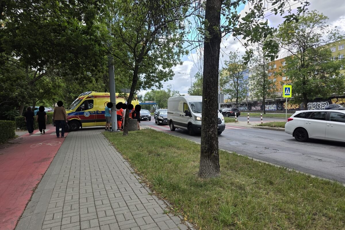 Kierująca audi nie zauważyła pieszego na pasach. Starszy mężczyzna trafił pod opiekę ratowników 2 Kierująca audi potrąciła mężczyznę na przejściu dla pieszych na al. Andersa
