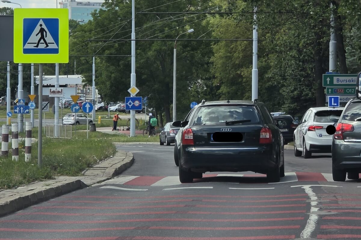 Kierująca audi nie zauważyła pieszego na pasach. Starszy mężczyzna trafił pod opiekę ratowników 3 Kierująca audi potrąciła mężczyznę na przejściu dla pieszych na al. Andersa