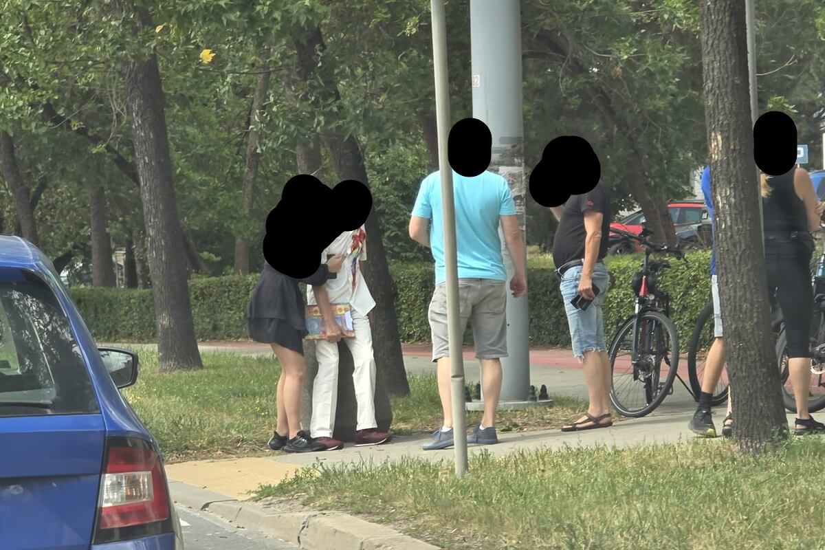 Kierująca audi nie zauważyła pieszego na pasach. Starszy mężczyzna trafił pod opiekę ratowników 4 Kierująca audi potrąciła mężczyznę na przejściu dla pieszych na al. Andersa