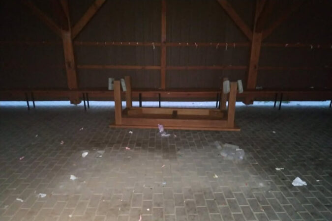 przewrocony stol pobite butelki i smieci w wiacie dla morsow 098b224bdefc
