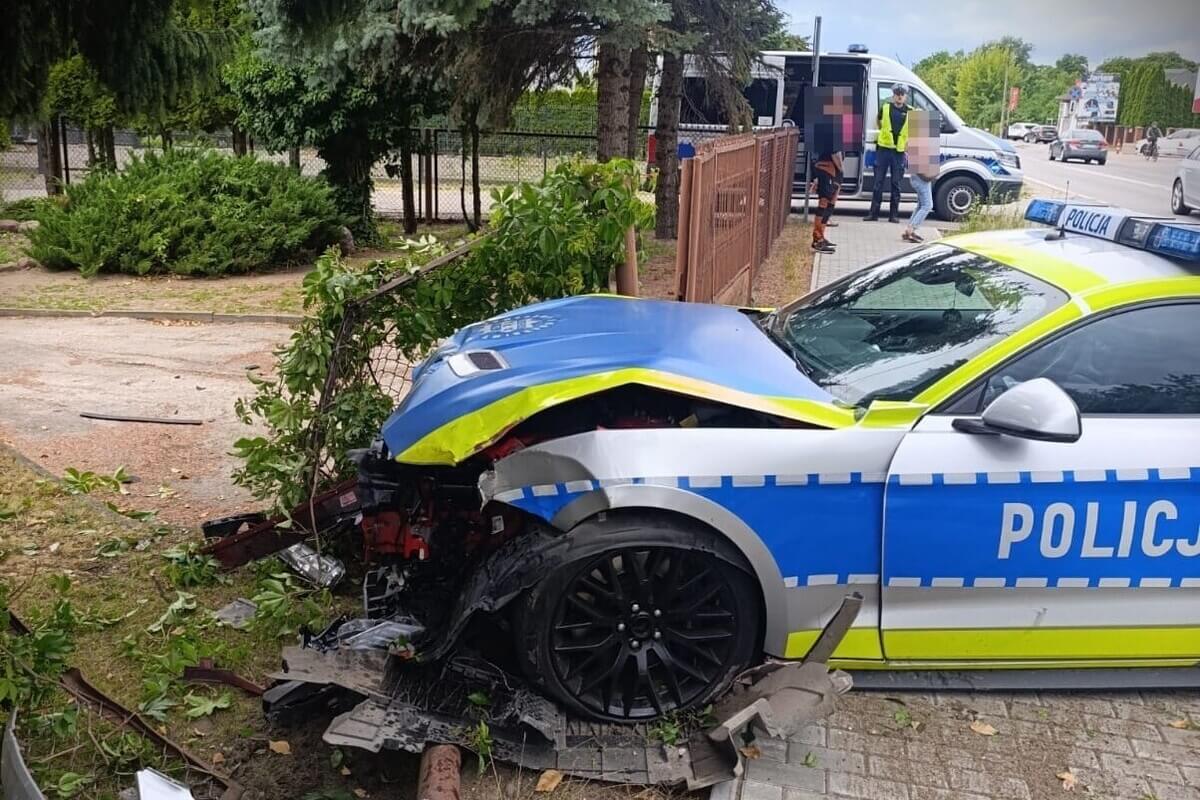 Policyjny Ford Mustang z Radomia rozbity. Auto w kwietniu gościło na targach motoryzacyjnych w Lublinie