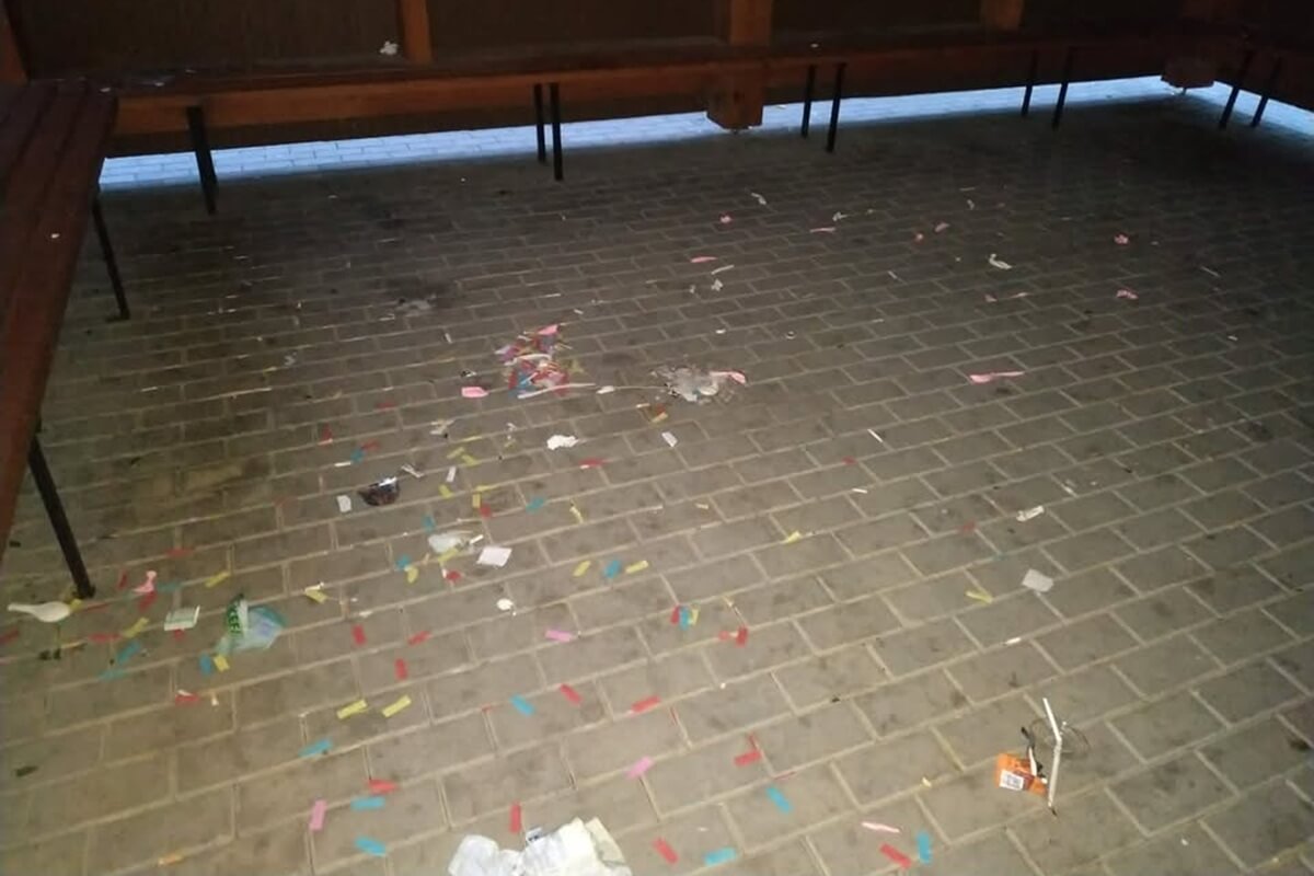 Wiata dla morsów za blisko 300 tys. zł służy młodzieży jako miejsce do libacji. Przewrócony stół, pobite butelki, pełno śmieci 2 Śmieci i potłuczone szkło w wiacie dla morsów nad Zalewem Zemborzyckim