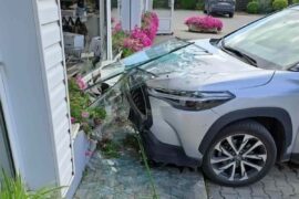 toyota wjechala w witryne sklepu przy zemborzyckiej 7c659920eedd