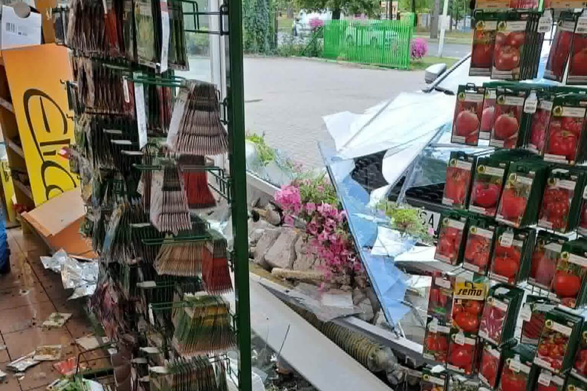 Samochód wjechał w sklep ogrodniczy przy ul. Zemborzyckiej. Kierowca pomylił pedał gazu z hamulcem 2 Toyota wjechała w witrynę sklepu przy ul. Zemborzyckiej w Lublinie