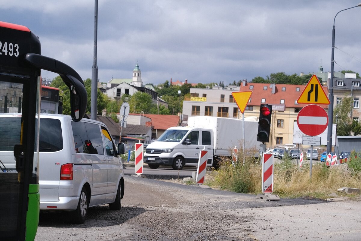 Auta jadące pod zakaz wjazdu (znak B-2) z al. Unii Lubelskiej w Zamojską