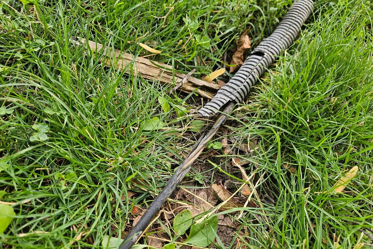 Uszkodzony kabel zasilający napis I