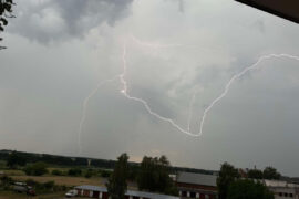 wyladowanie atmosferyczne w trakcie burzy 7136c8284b1a