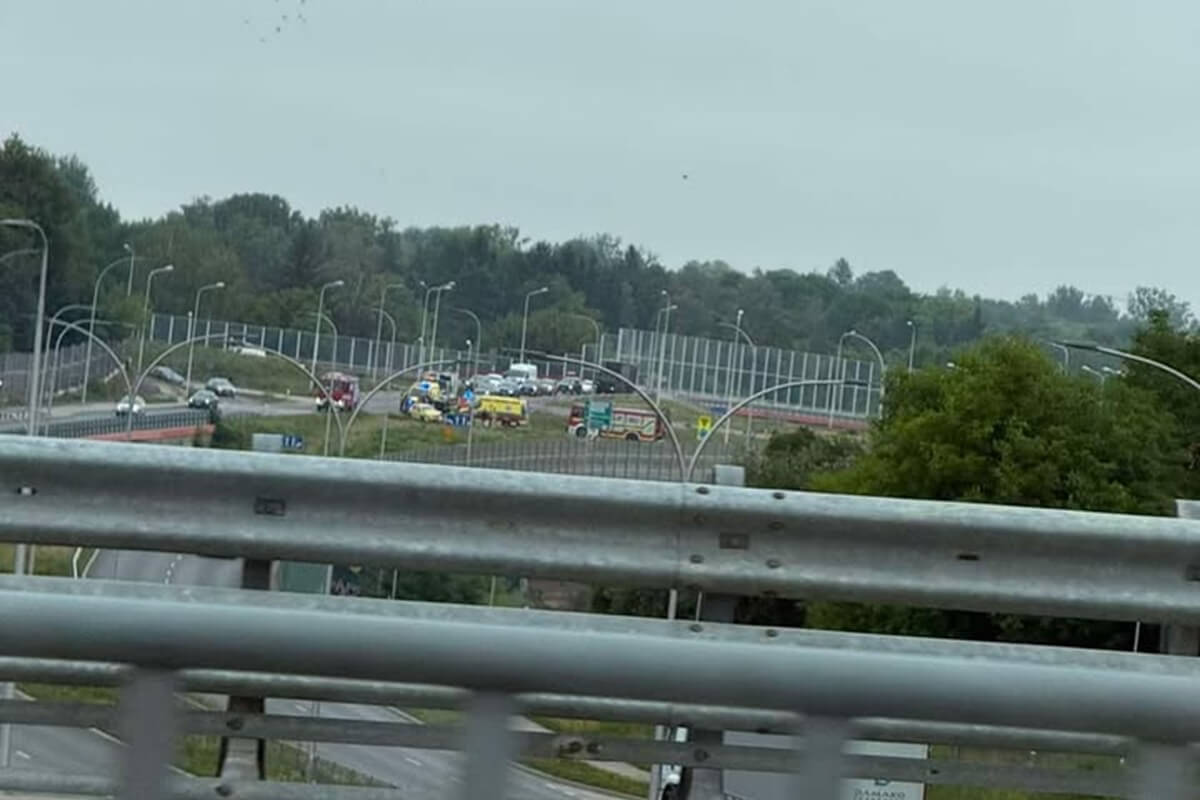 Groźny wypadek na rondzie 100-lecia KUL. Dacia wylądowała na dachu, jedna osoba w szpitalu 2 Wypadek na rondzie 100-lecia KUL