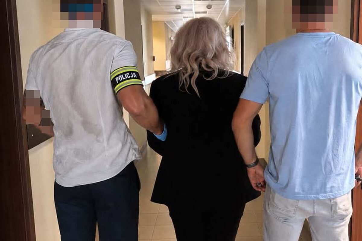 Agresywna 23-latka usiłowała uciec z łupem, wszczynając bójkę z pracownikiem ochrony. Ujawniono przy niej narkotyki