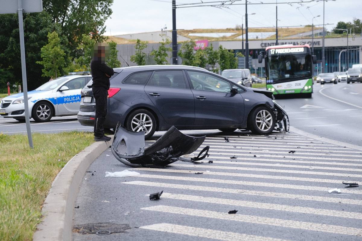 Poranne zderzenie opla i kii na rondzie Mohyły. Wyjaśnienia kierowcy zaskakują [ZDJĘCIA]