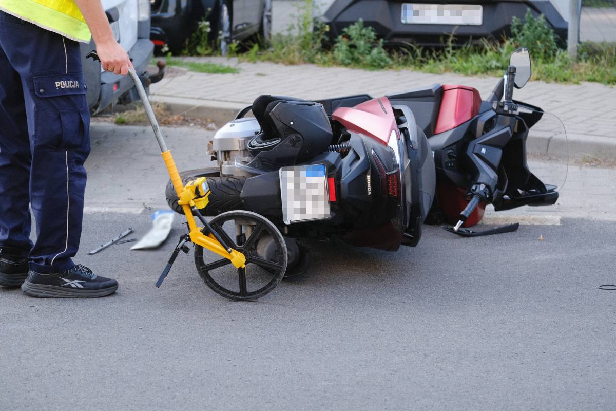 Zderzenie motocykla z dacią na ul. Jantarowej w Lublinie. Motocyklista trafił do szpitala [ZDJĘCIA]
